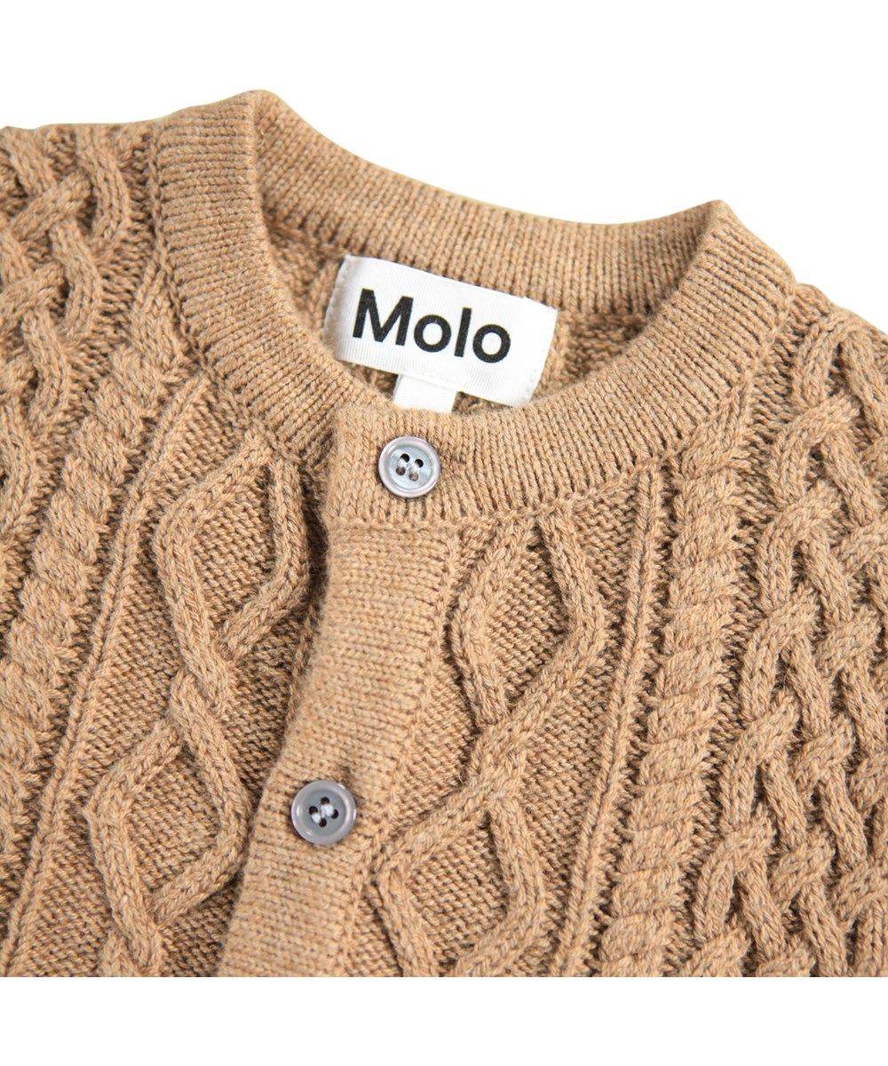 Breeze - Marled Fawn - Bruine gebreide vest voor de kleintjes gemaakt van een zachte mix van katoen en wol.