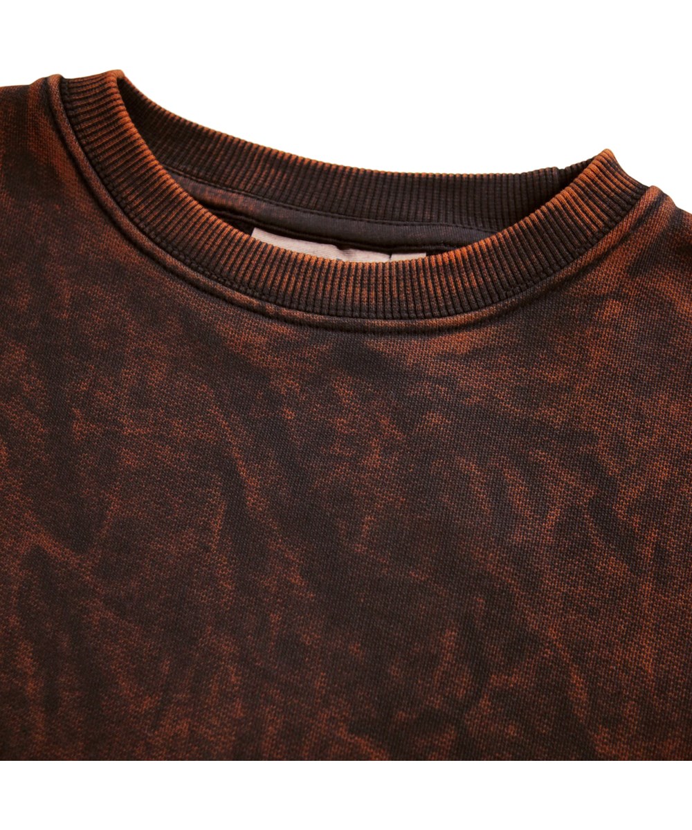 Magni - Russet Overdye - Cool sweatshirt for children made of organic cotton in red/black wash.