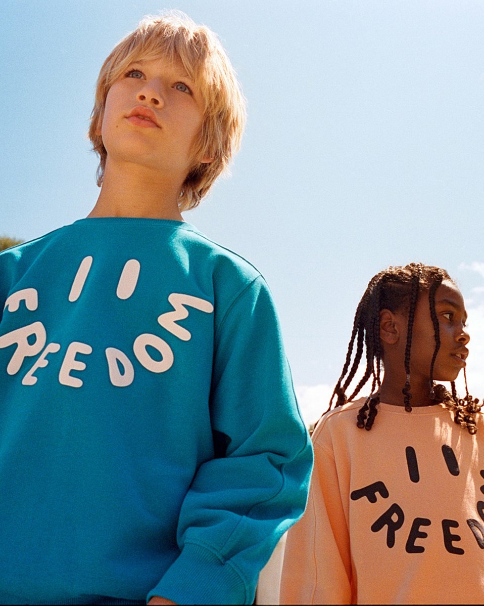 Mir - Cantaloupe - Orange sweatshirt with print for children in soft organic cotton with ribbed edges at the neck, sleeves, and bottom of the sweatshirt.