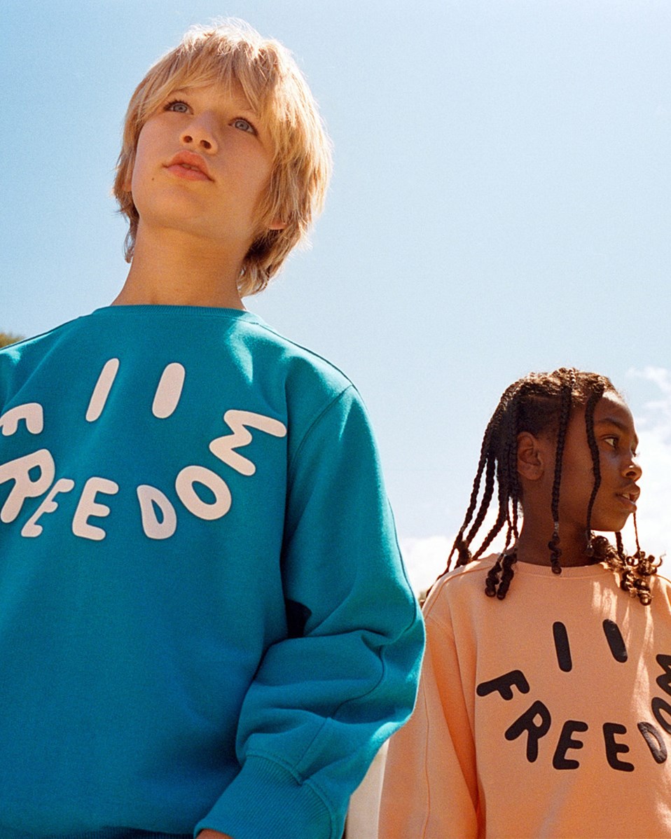 Mir - Peacock Blue - Blue sweatshirt with print for children in soft, organic cotton with ribbed edges at the neck, sleeves, and at the bottom of the sweatshirt.