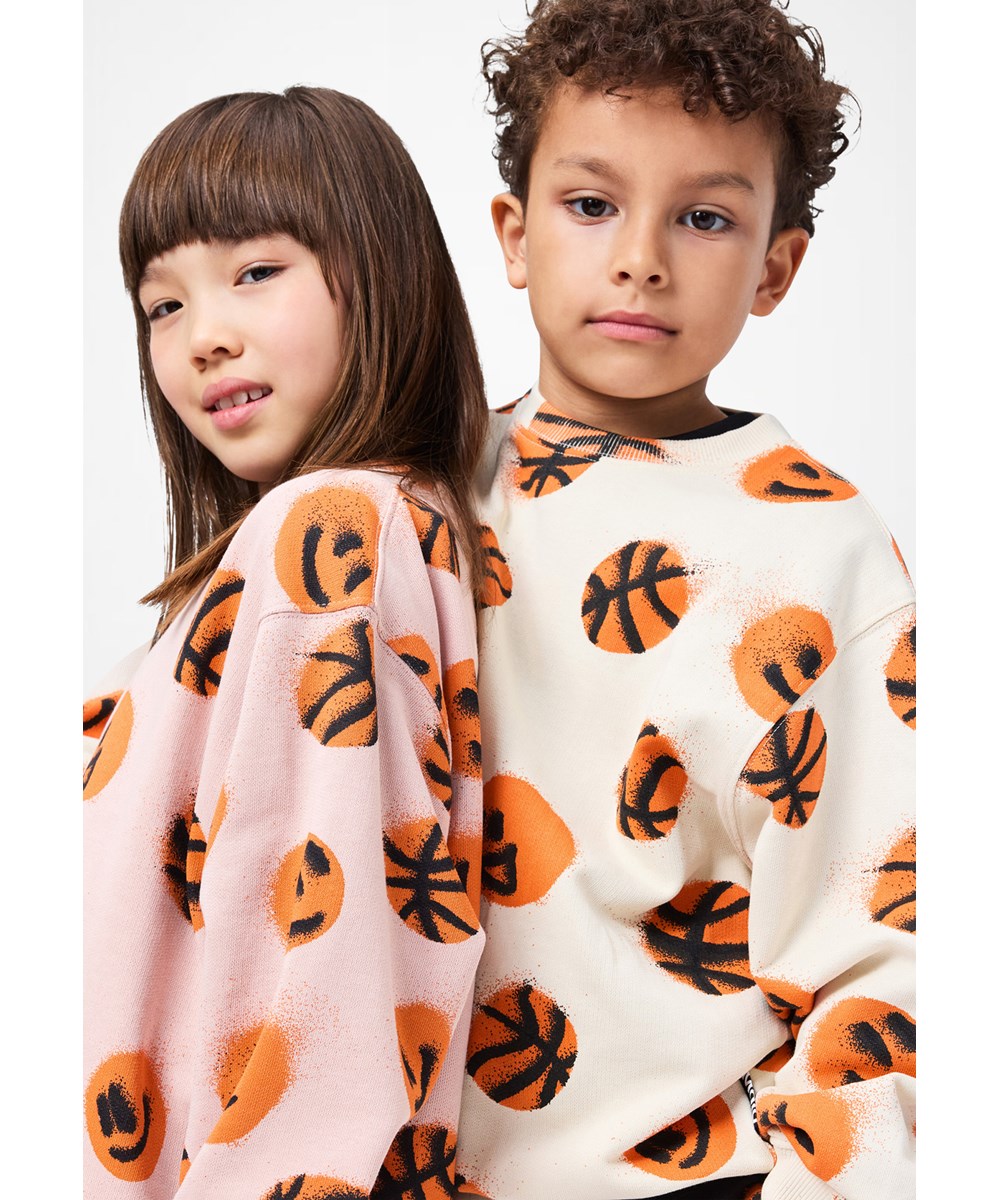 Monti - Basketballs - Beige sweatshirt for children made of organic cotton with a print of basketballs