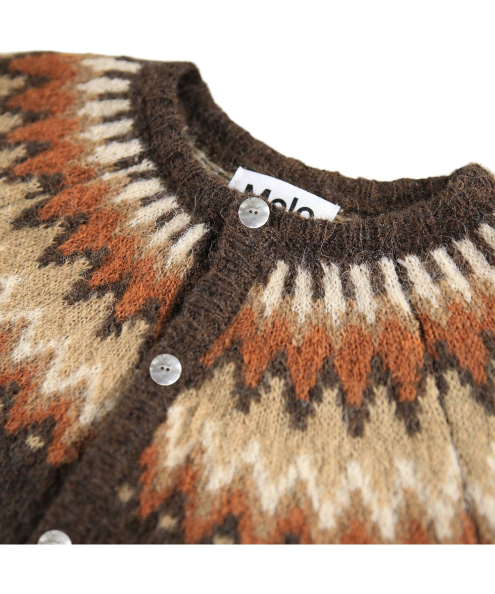 Bay - Browns - Dunkelbraune gestrickte Strickjacke für die Kleinen aus einer weichen Wollmischung mit einem von der nordischen Kultur inspirierten Muster.