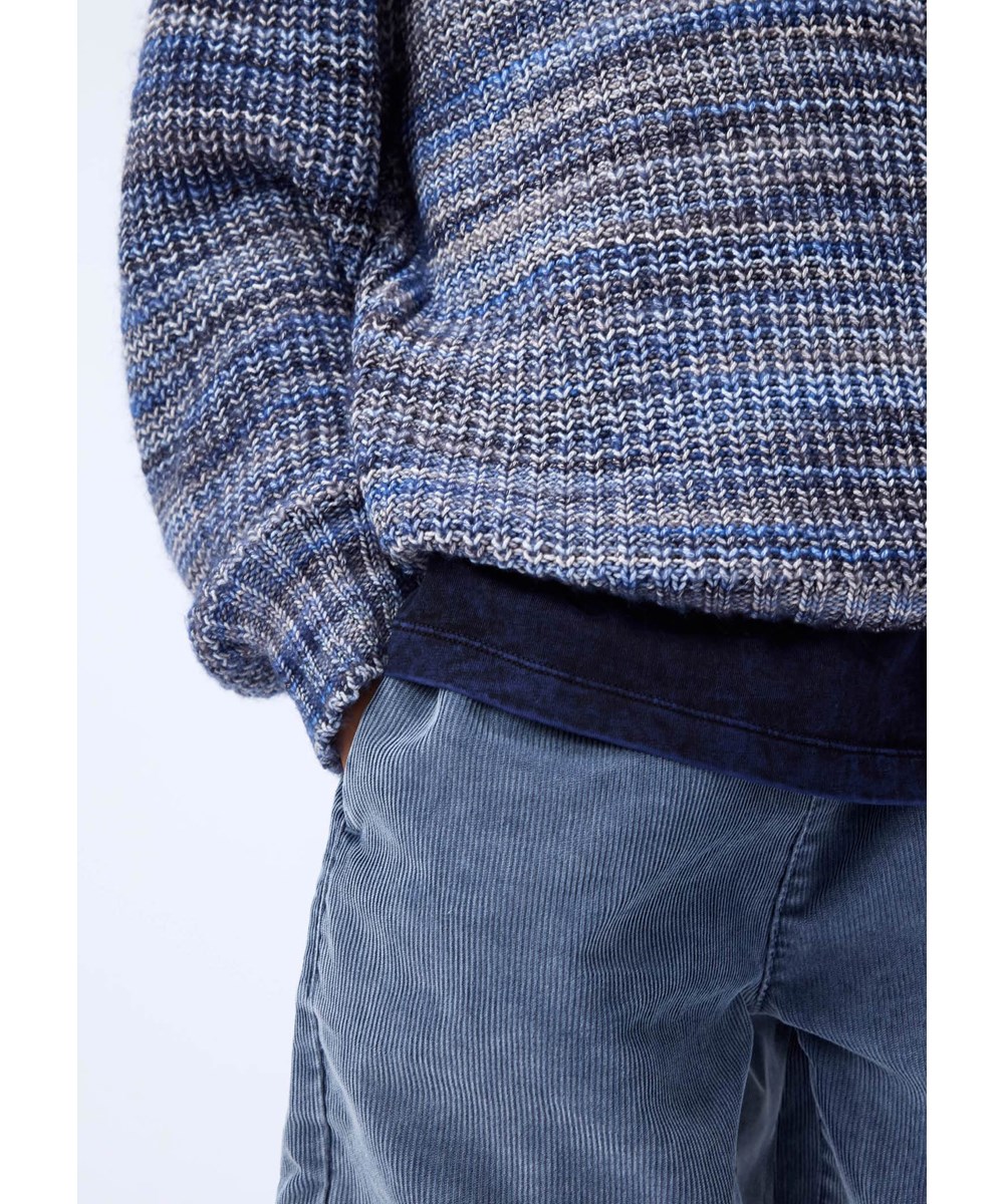 Bosse - Space Dye Blues - Bunt gestrickter Pullover für Kinder in Blautönen aus einer Wollmischung.