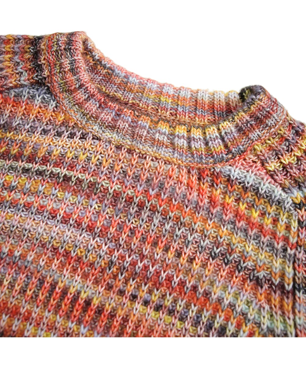 Bosse - Space Dye Vivid - Bunt gestrickter Pullover für Kinder in Rottönen aus einer Wollmischung.