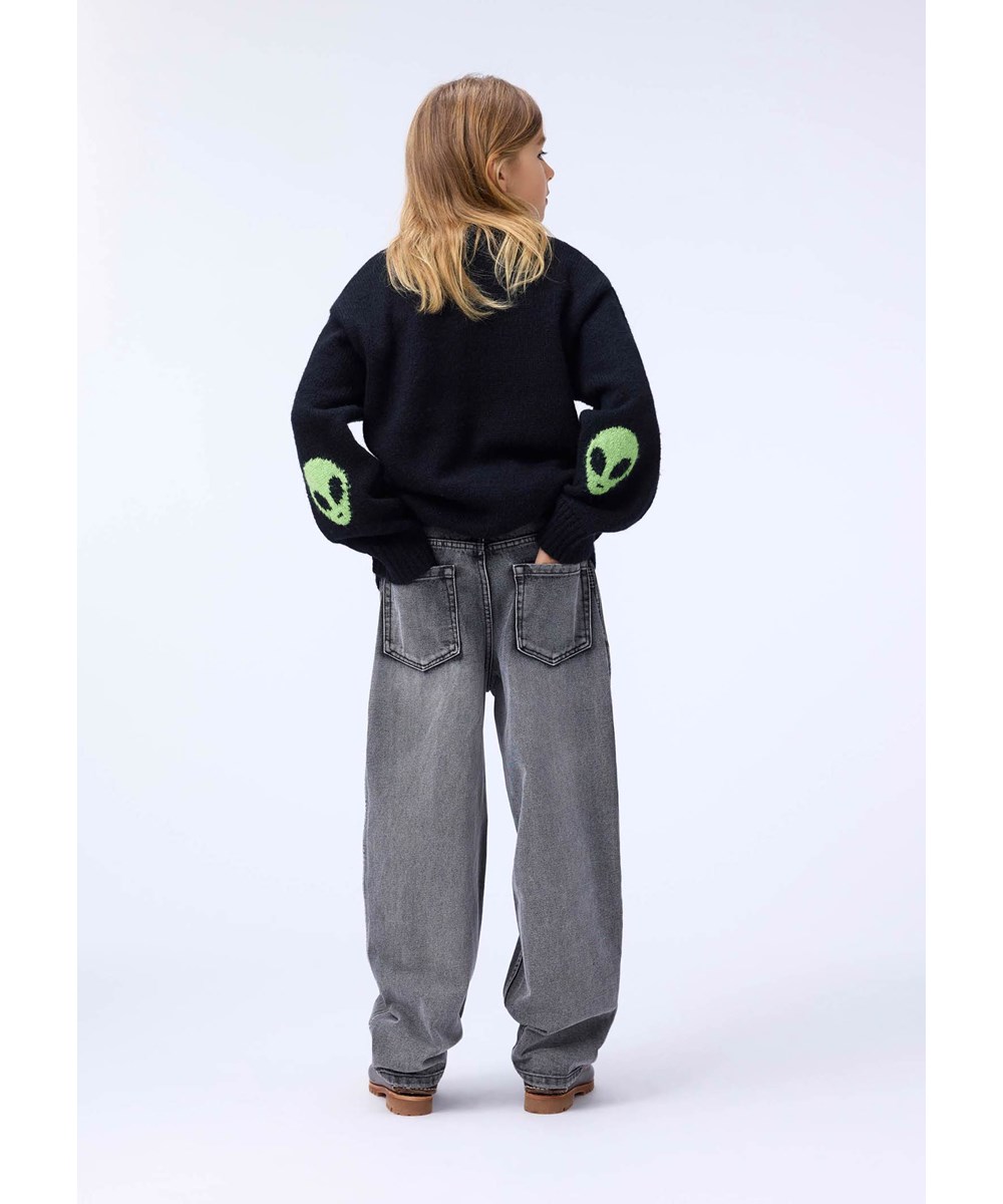 Brian - Black - Schwarzer Pullover für Kinder aus einer Alpakawollmischung mit einem Alien.