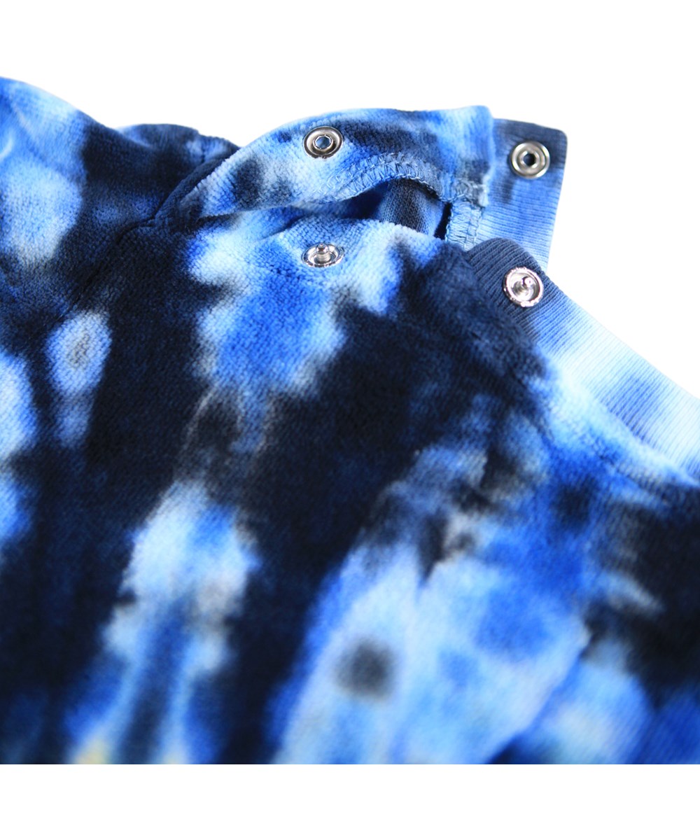 Dear - Multus Tie Dye - Bunt gefärbter Batik-Pullover für die Kleinen aus Öko-Baumwoll-Velours.