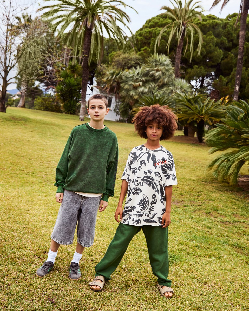 Magni - Amazonas Dye - Grüner Pullover mit Druck für Kinder aus weicher Öko-Baumwolle mit gerippten Kanten am Hals, an den Ärmeln und am unteren Saum des Pullovers.