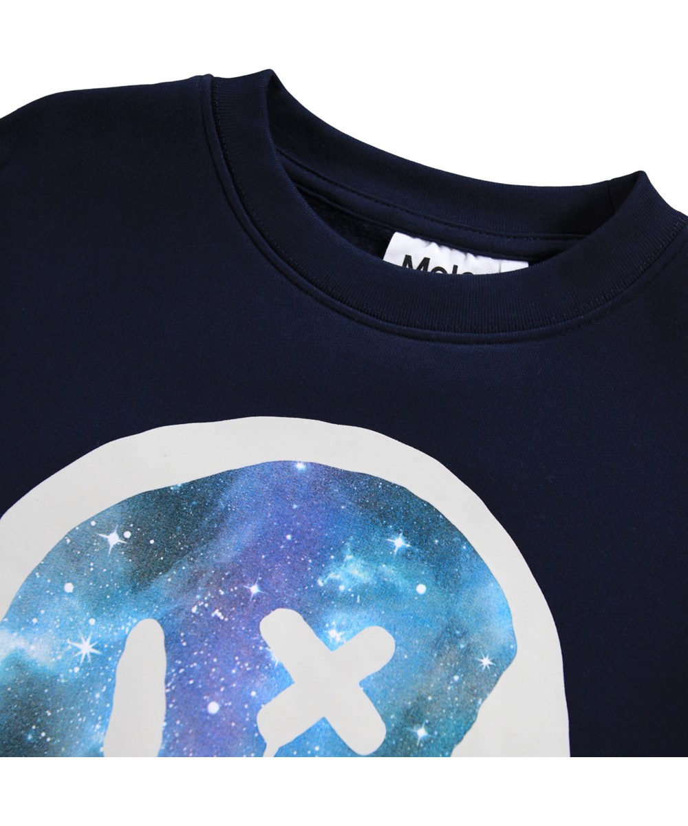 Mar - Drippy Galaxy - Dunkelblaues Sweatshirt für Kinder aus weicher Öko-Baumwolle mit einem großen Druck eines lächelnden Gesichts.