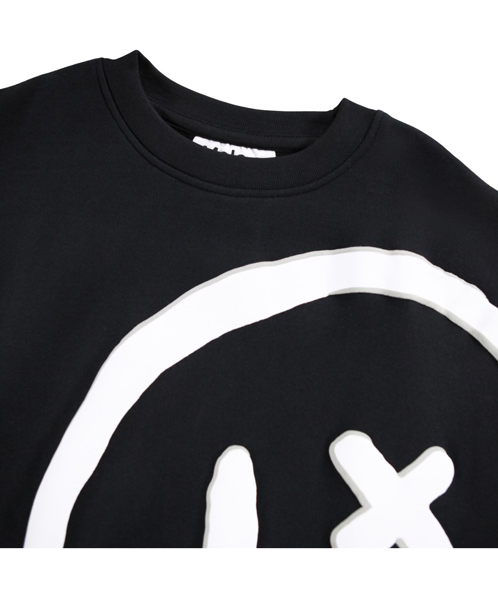 Mar - Drippy White - Schwarzer Pullover für Kinder aus weicher Öko-Baumwolle mit einem großen lächelnden Gesicht.