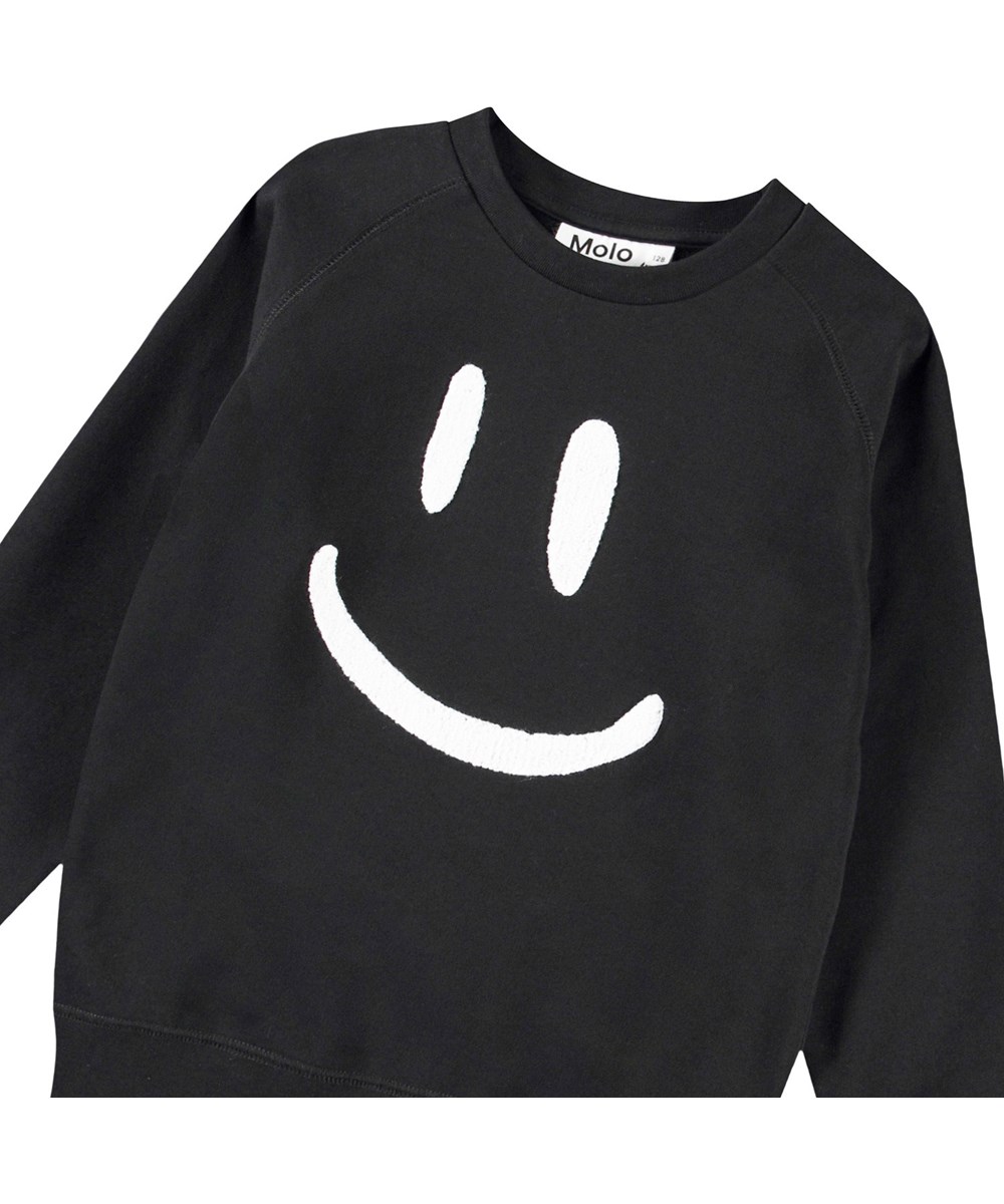 Mike - Black - Schwarzer Pullover für Kinder aus weicher Öko-Baumwolle mit Raglanärmeln, gerippten Kanten am Hals, an den Ärmeln und am unteren Saum des Pullovers.