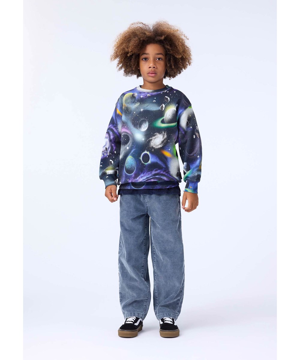 Monti - Airbrush Space - Buntes Sweatshirt für Kinder aus weicher Öko-Baumwolle mit einem Weltraum-Print.