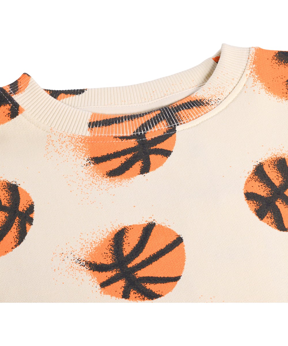 Monti - Basketballs - Beiger Kinderpullover aus Bio-Baumwolle mit Basketball-Print