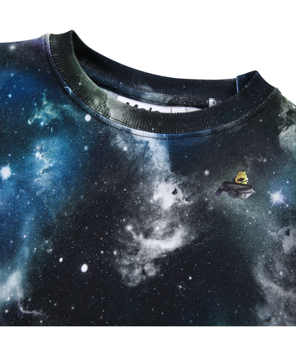 Monti - Deep Space - Coole Sweatshirt für Kinder aus weicher Öko-Baumwolle mit einem Weltraum-Print.