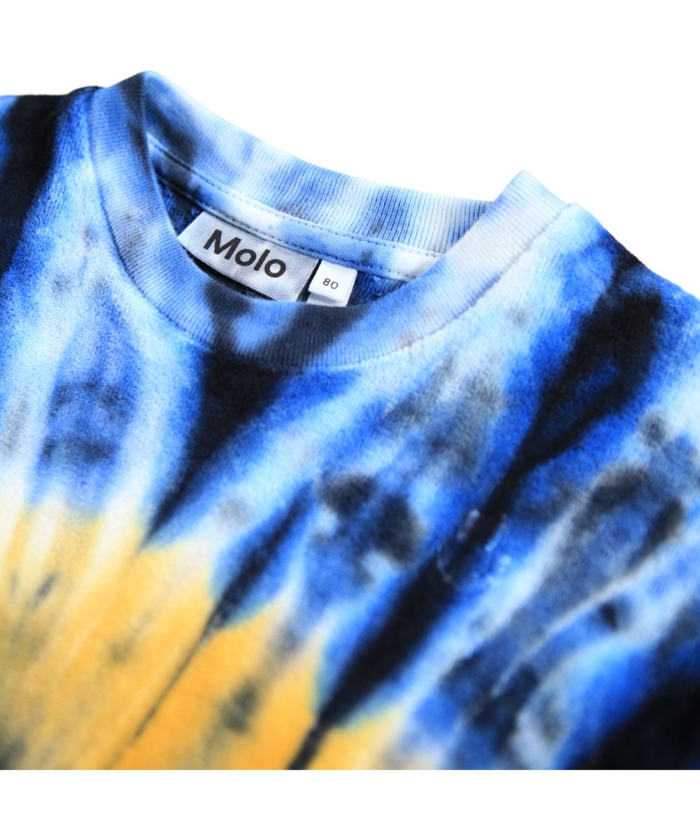 Dear - Multus Tie Dye - Multicolored tie-dye sweater voor de kleintjes gemaakt van biologisch katoenen velours.