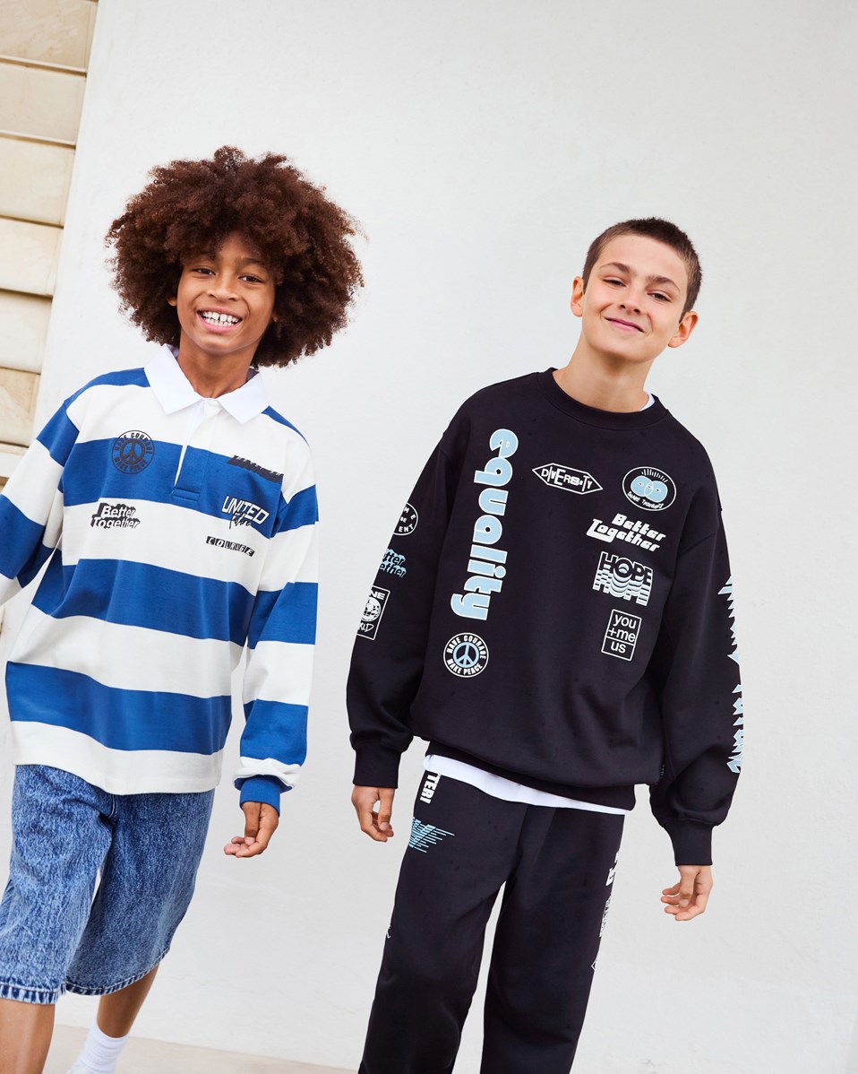 Magni - Messages! - Kindersweater van zacht biologisch katoen met print en ribboord rond de hals, mouwen en onderkant.