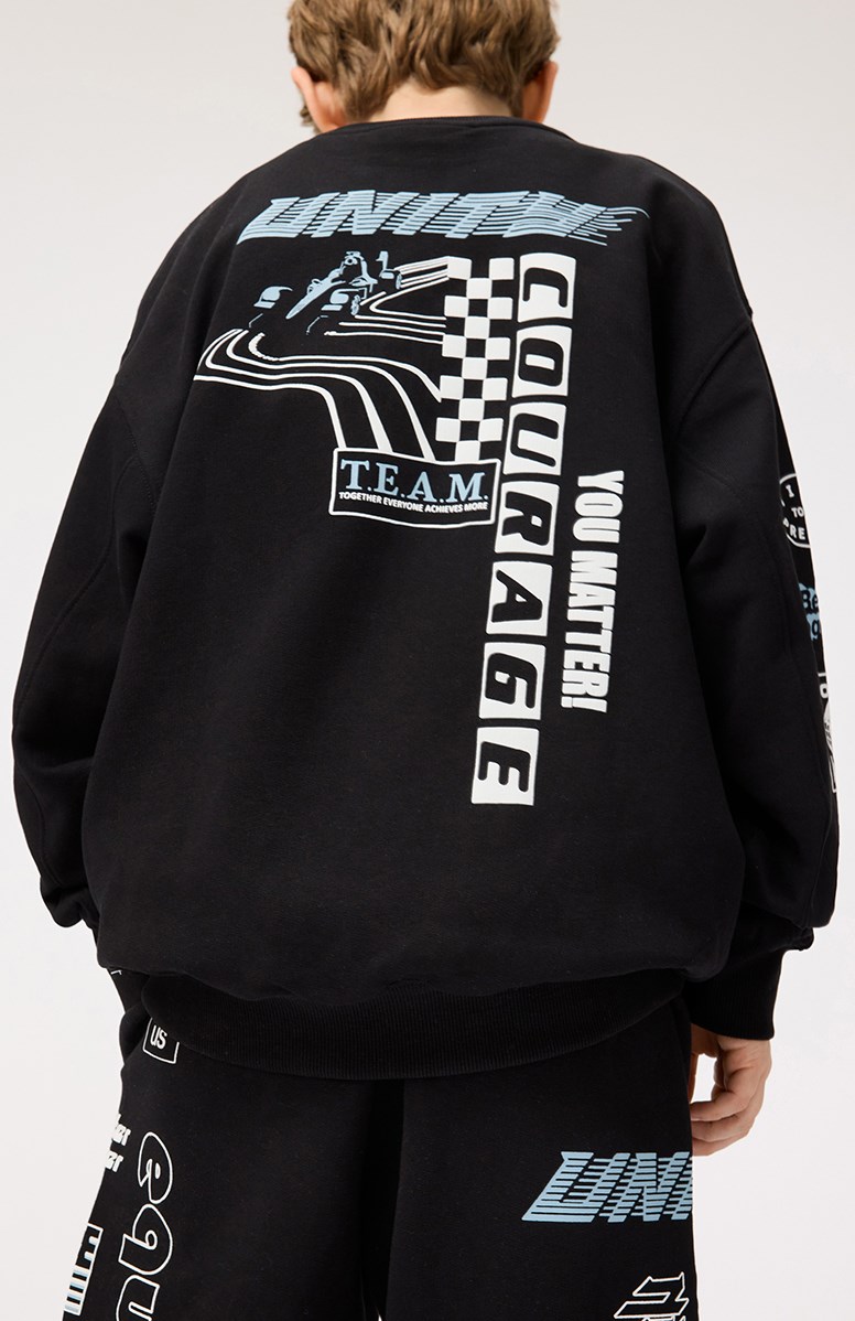 Magni - Messages! - Kindersweater van zacht biologisch katoen met print en ribboord rond de hals, mouwen en onderkant.