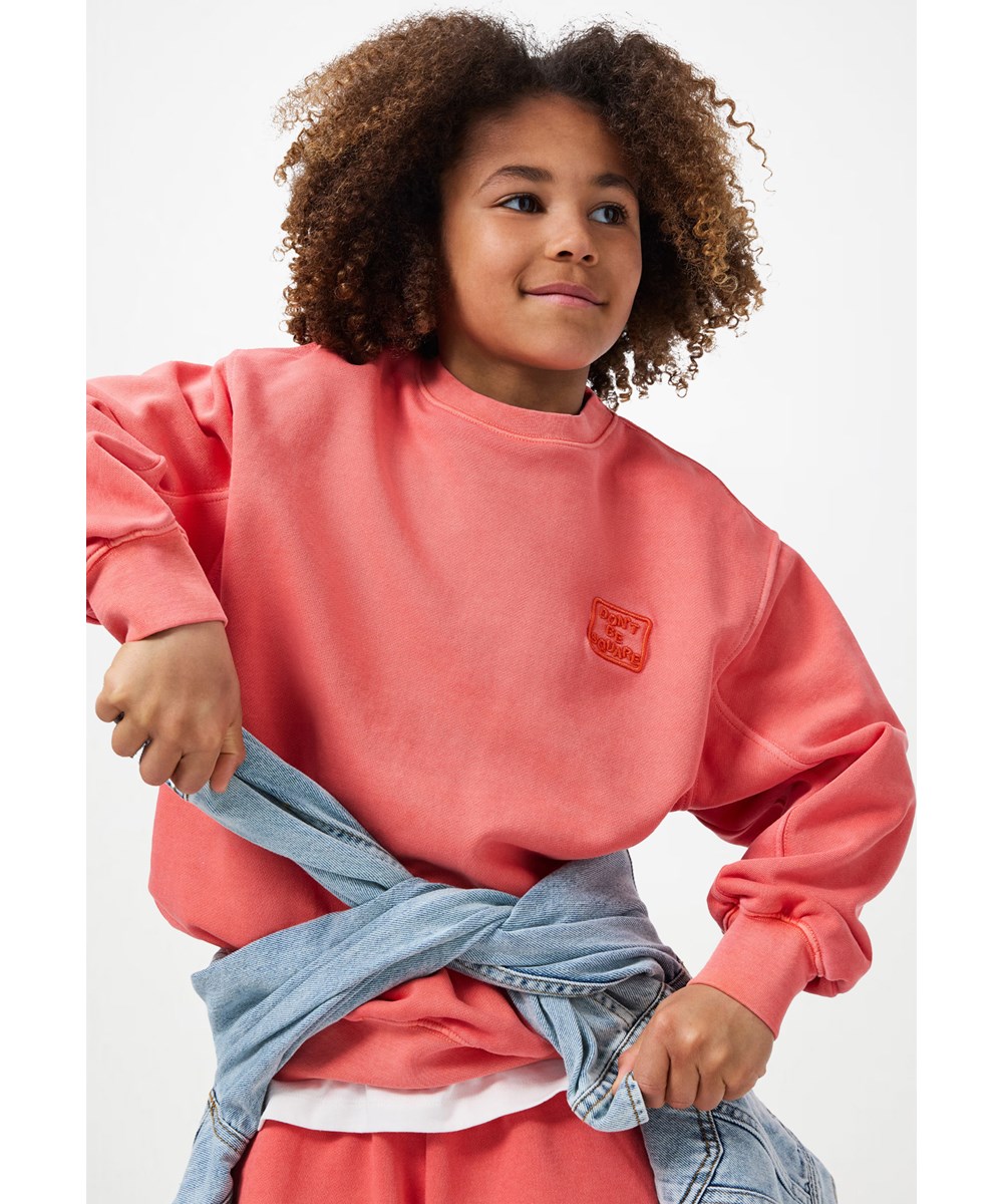 Magni - Red Ink - Rode kindersweater met geborduurde print gemaakt van biologisch katoen 