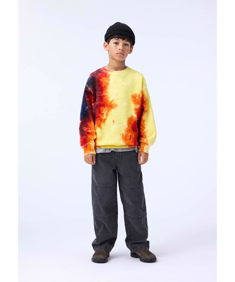 Monti - Flame Dye - Stoere kindersweater gemaakt van zacht biologisch katoen met een vlammengeïnspireerde tie-dye.