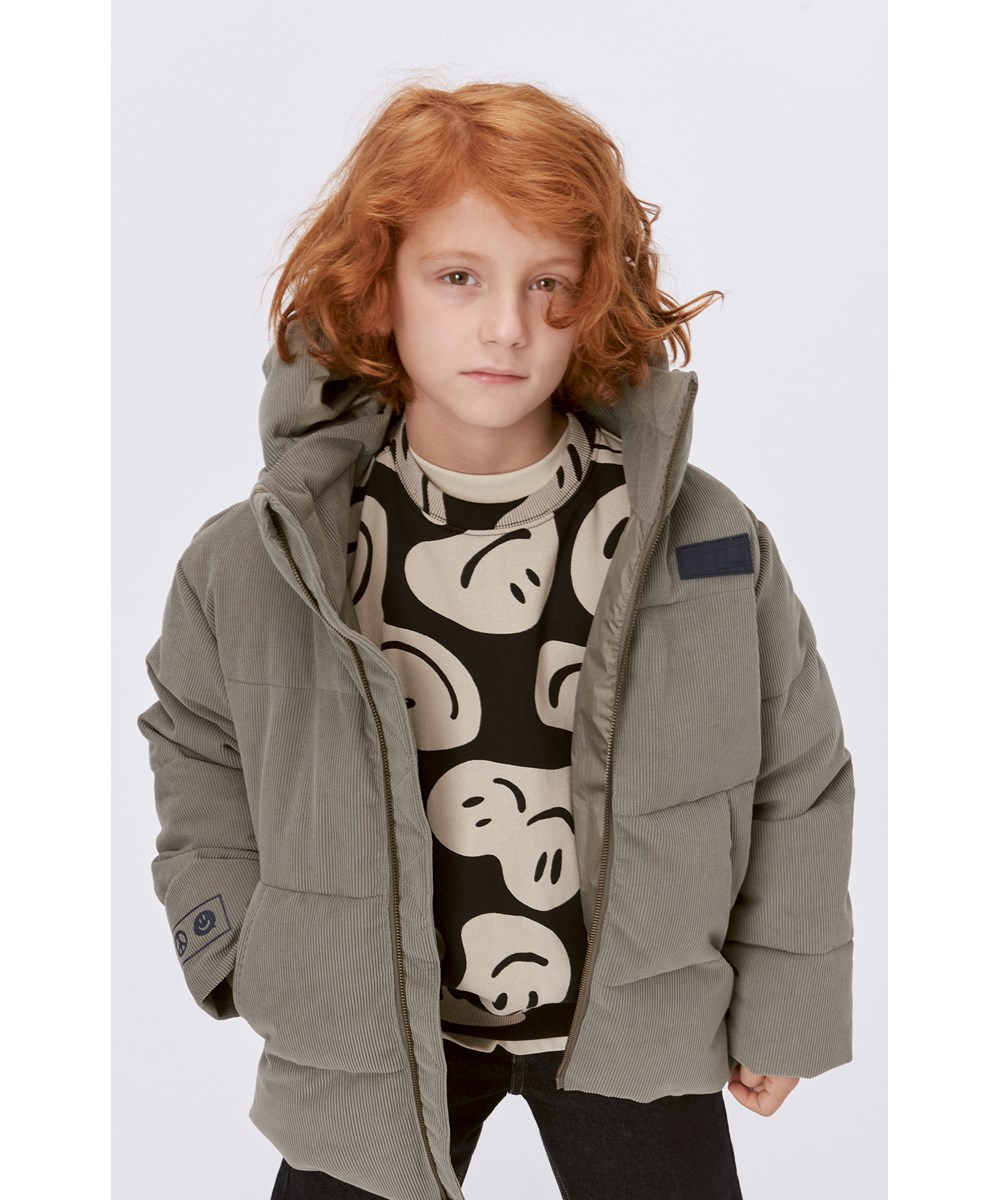 Monti - Smile On Black - Zwarte biologische sweater met beige print