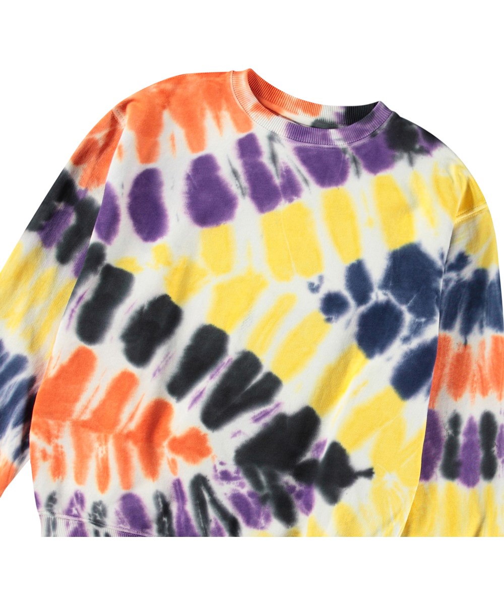 Monti - Triangular Dye - Kleurrijke tie-dye kindersweater van zacht bioloigsch katoen met ribboorden rond de hals, mouwen en onderkant.