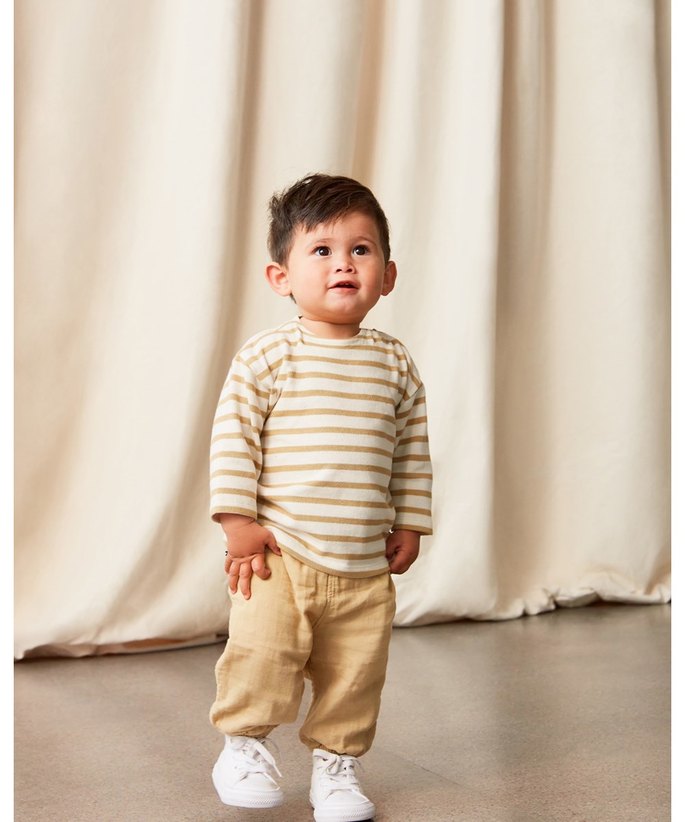 Edarko - Cardboard Stripe - Gestreept gouden en wit biologische babyshirt