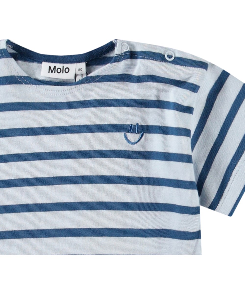 Eivor - Lagoa Stripe - Gestreepte blauwe baby t-shirt van biologisch katoen met korte mouwen.