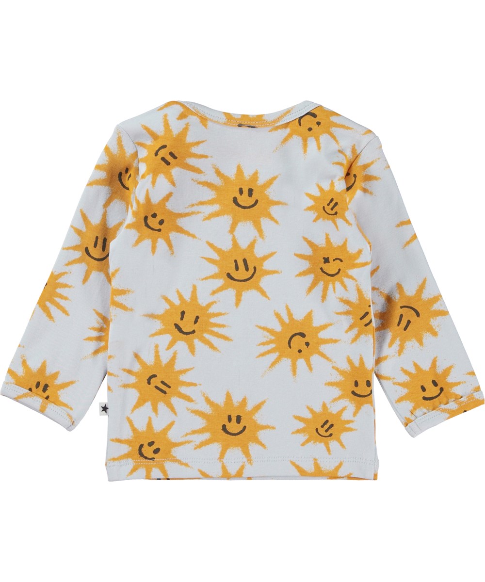 Elan - Sunny Smiles - Lichtblauwe babyshirt met een print van blije zonnetjes