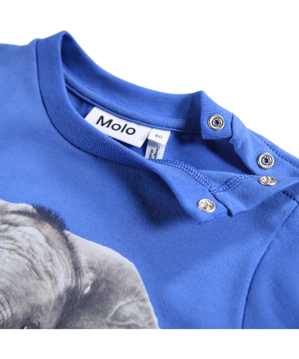 Eloy - Baby Elephant - Blauwe longsleeve voor de kleintjes gemaakt van biologisch katoenen jersey met een print van een baby olifant.