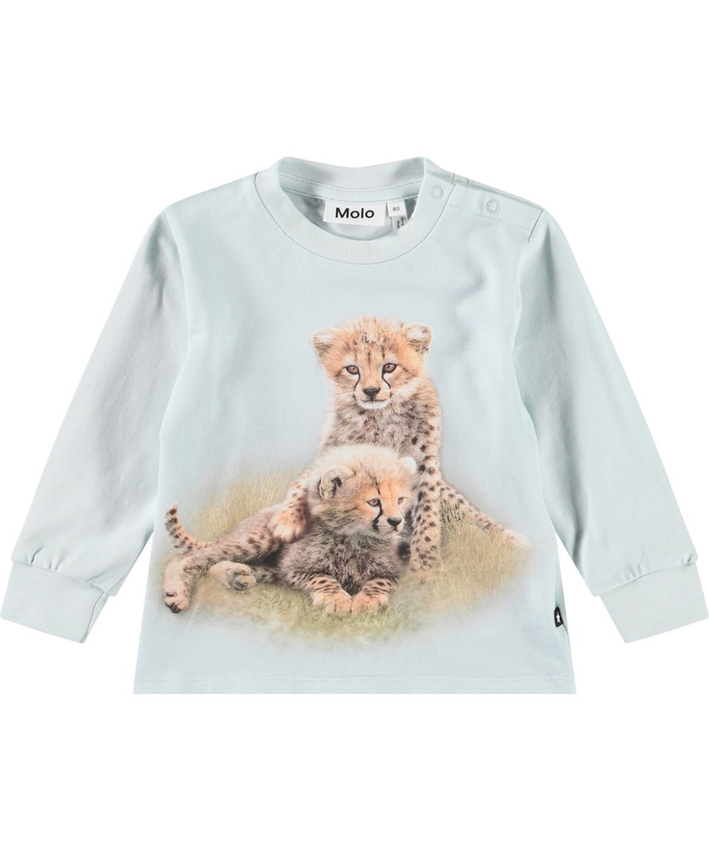 Eloy - Cute Cheetas - Lichtblauwe biologische baby longsleeve met een print van cheetawelpen.