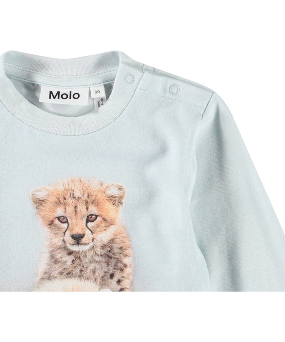 Eloy - Cute Cheetas - Lichtblauwe biologische baby longsleeve met een print van cheetawelpen.