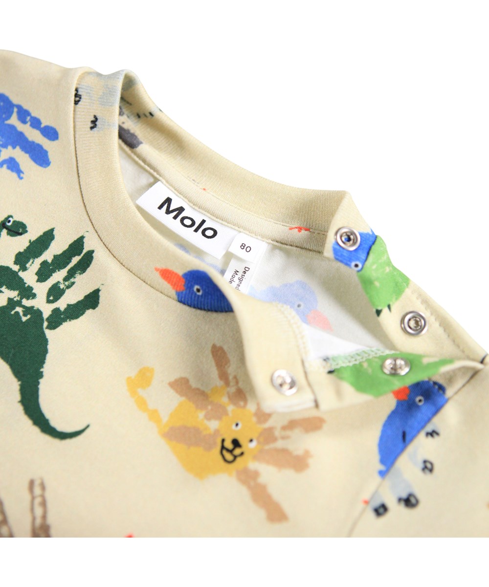 Eloy - Hand Animals - Beige longsleeve voor de kleintjes gemaakt van biologisch katoenen jersey met een kleurrijke handafdruk van verschillende dieren.