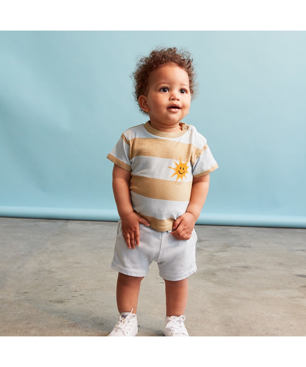 Enzo - Iced Blue Stripe - Gestreepte baby t-shirt met zonnetjes print