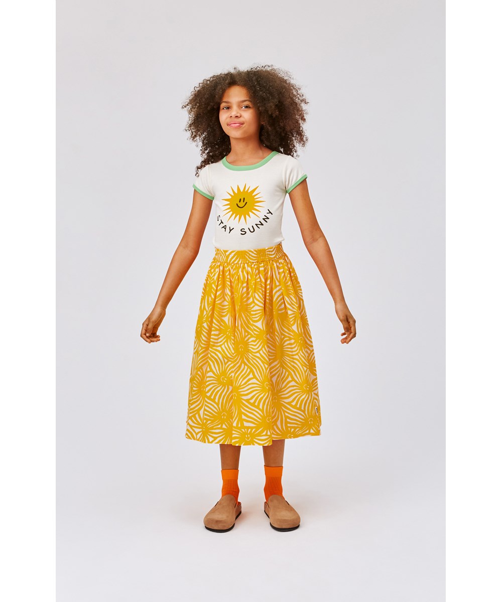 Rhiannon - Pearled Ivory - T-shirt met print van de zon en groene boorden