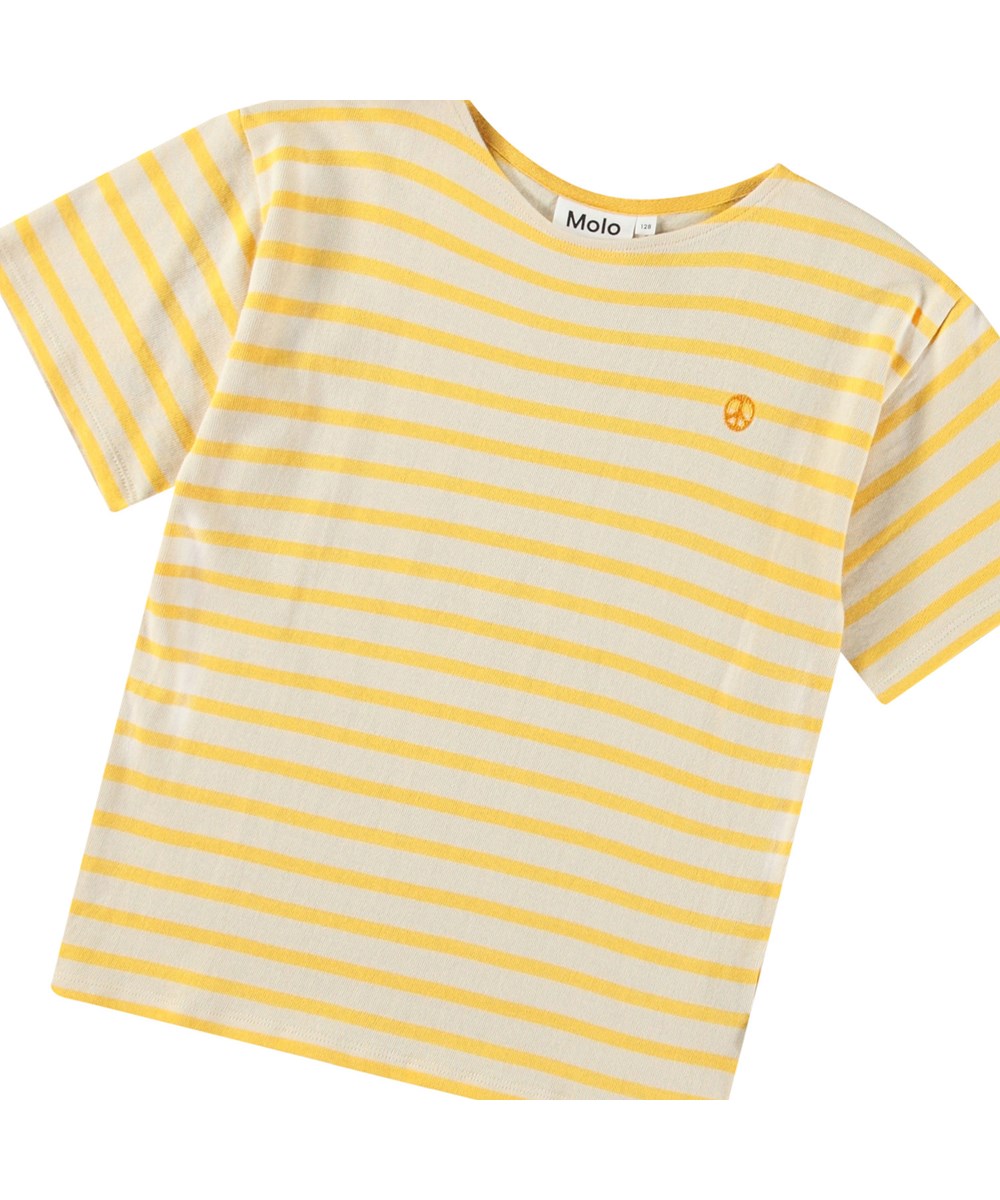 Rilee - Mimosa Stripe - Beige en gele gestreepte kinder t-shirt van zacht biologisch katoen met korte mouwen en biaisband aan de binnenkant.