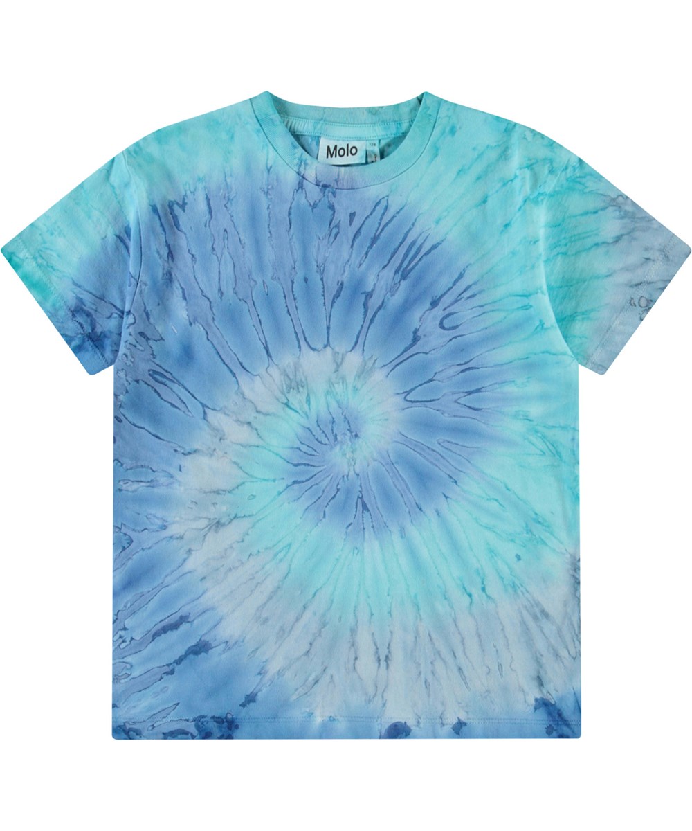 Riley - Aqua Dye - Ruimvallende t-shirt in blauwe tie-dye kleuren van zacht biologisch katoen met korte mouwen en ribboord rond de hals.