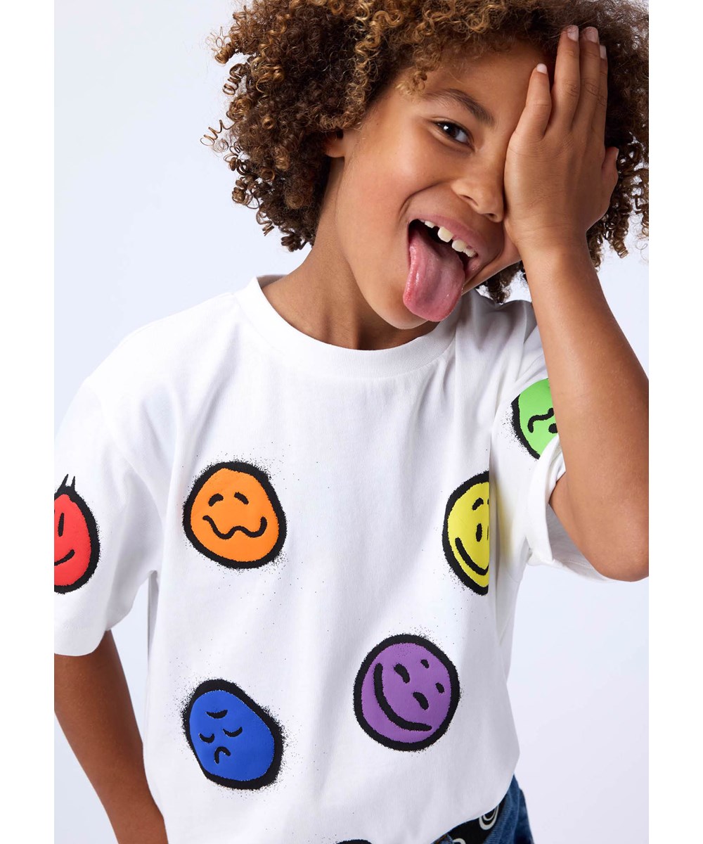 Riley - Crisp White - Wit kinder t-shirt gemaakt van zacht biologisch katoen met een ribboord rond de hals.