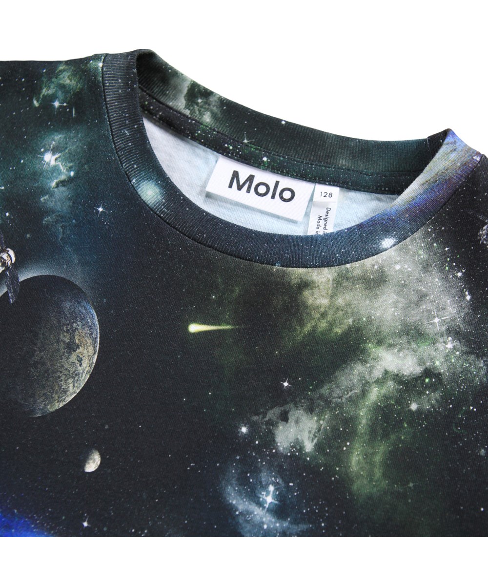 Riley - Deep Space - Zwart kinder t-shirt gemaakt van zachte biologische katoen meteen een ribboord rond de hals.