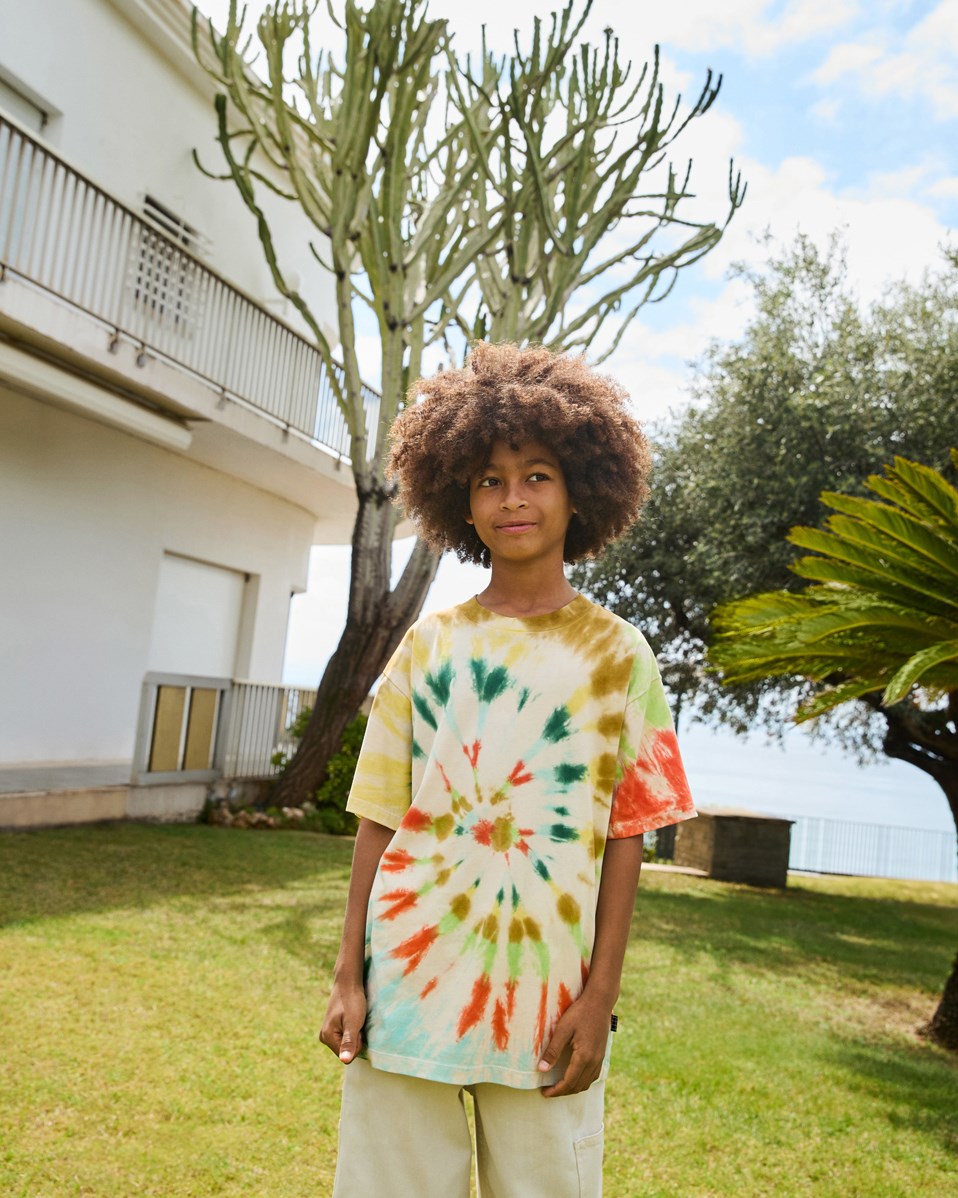 Riley - Light Colourful - Ruimvallende t-shirt in tie-dye van zacht biologisch katoen met korte mouwen en ribboord rond de hals.