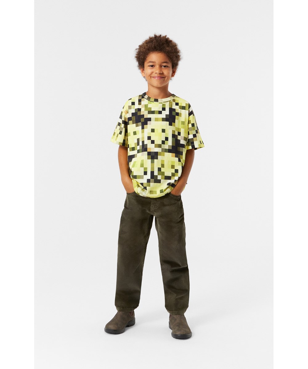 Riley - Pixelated Smiles - Geel en zwart t-shirt met een all- over print van smileys.