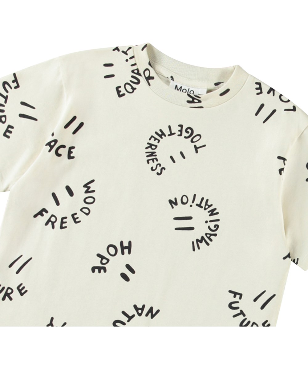 Riley - Smiling Words - Gebroken wit kinder t-shirt met print in zacht biologisch katoen met korte mouwen en ribboord rond de hals.