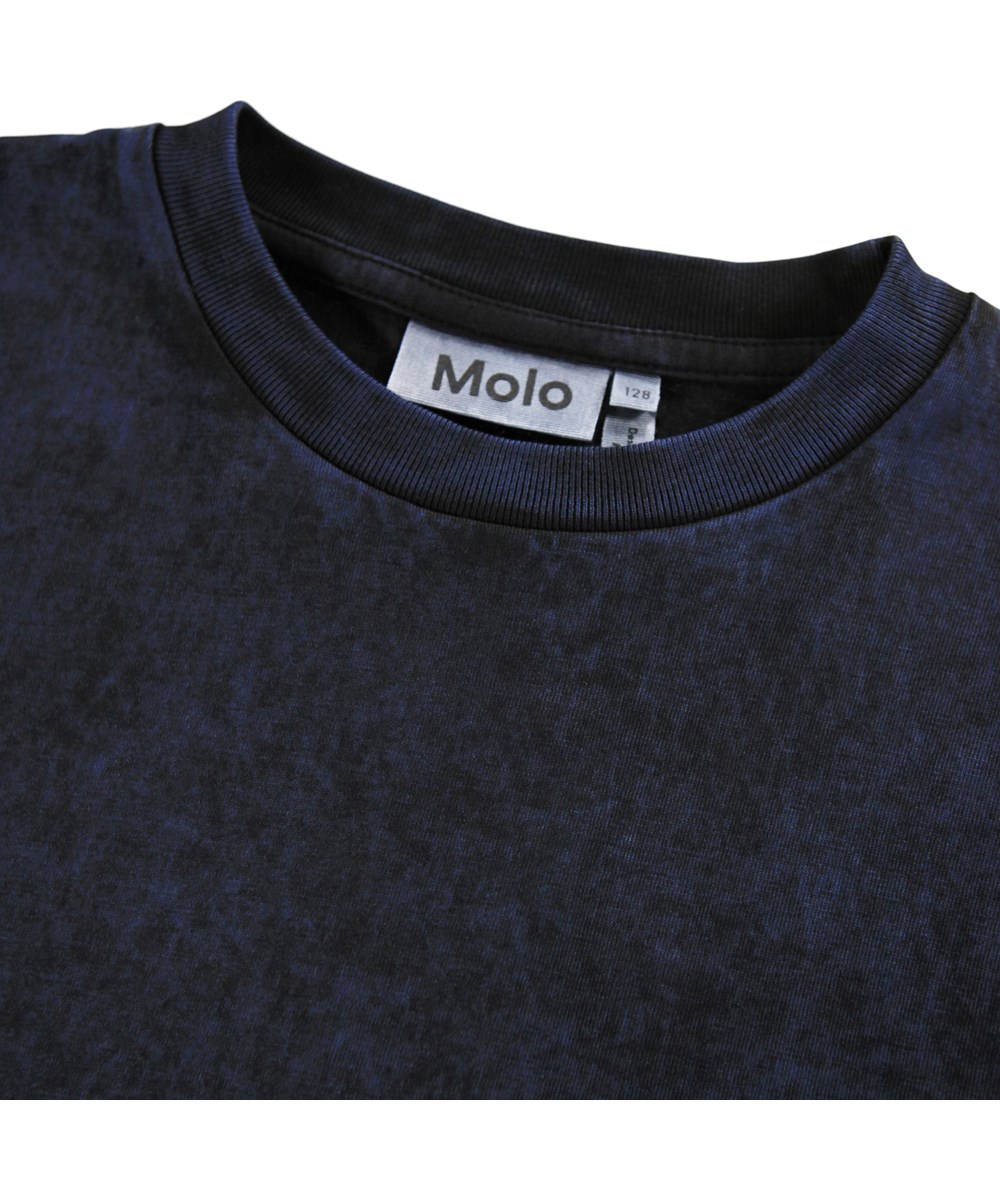 Rodney - Blue Overdye - Blauw kinder t-shirt gemaakt van zachte biologische katoen met een ribboord rond de hals.