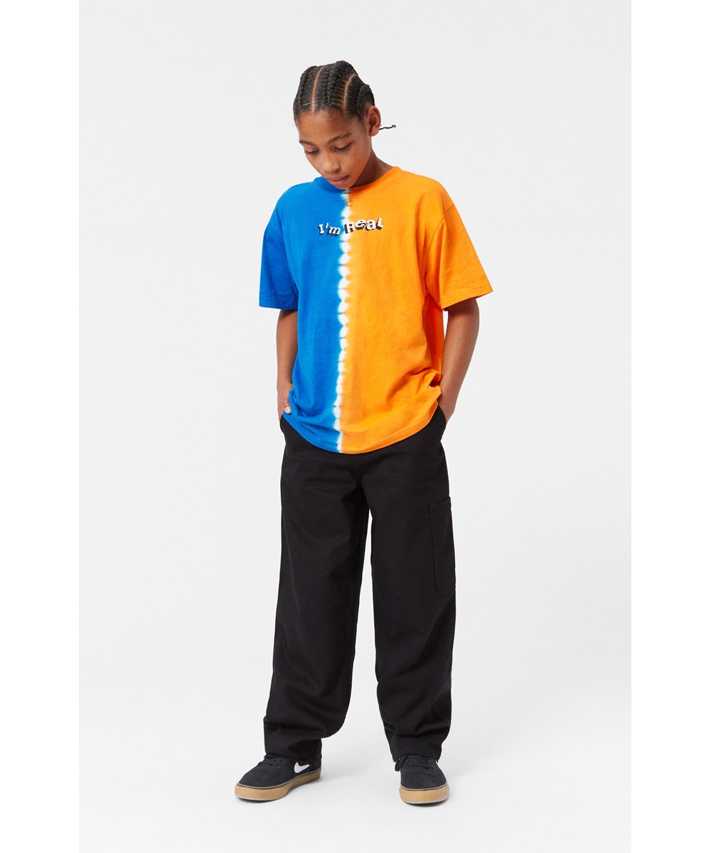 Rodney - Dye Divided - Blauw en oranje tie-dye t-shirt van biologisch katoen met de teskt "I`m Real".