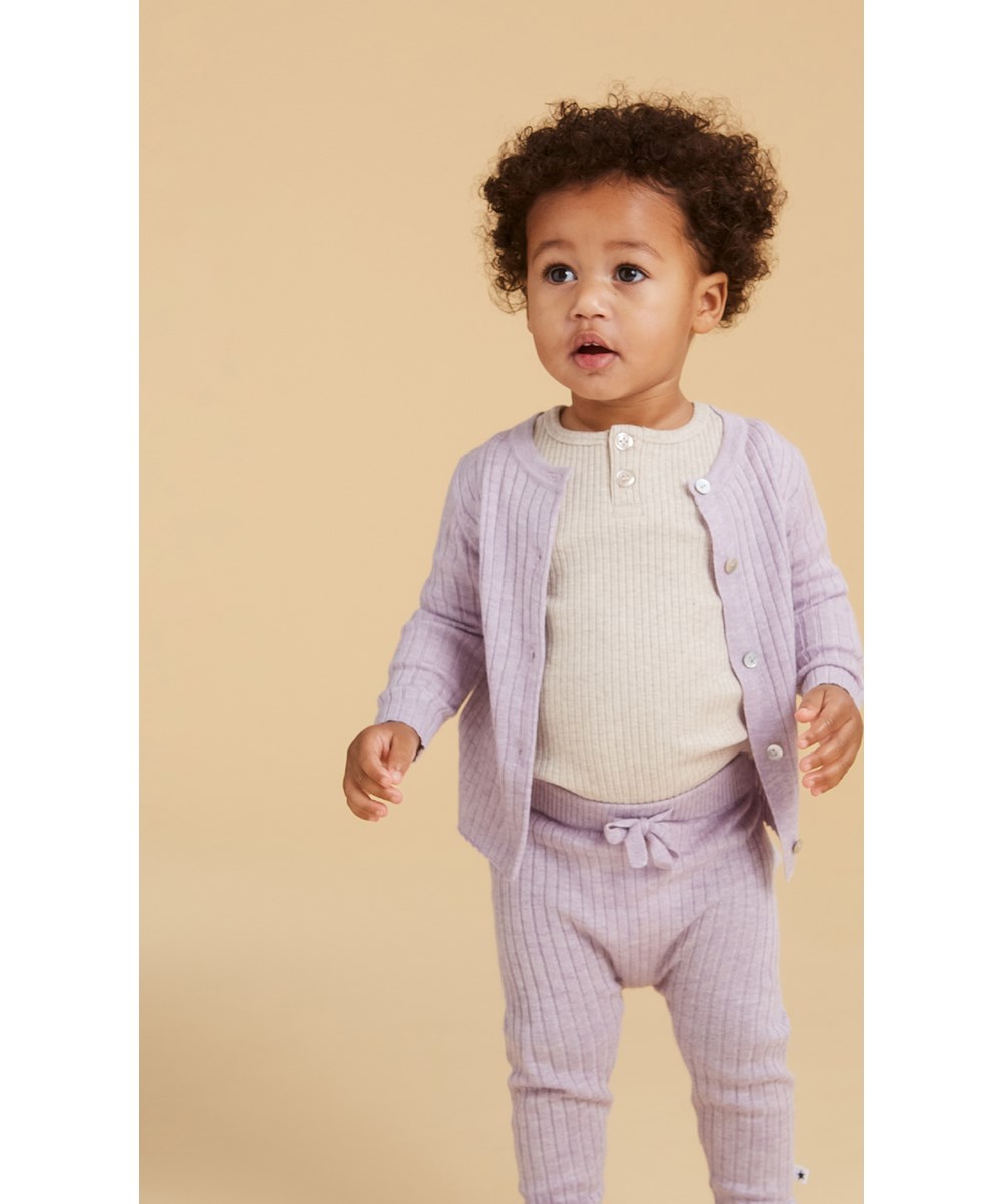 Earth - Oatmeal Melange - Earth ist ein beiges Babyshirt in gerippter Qualität