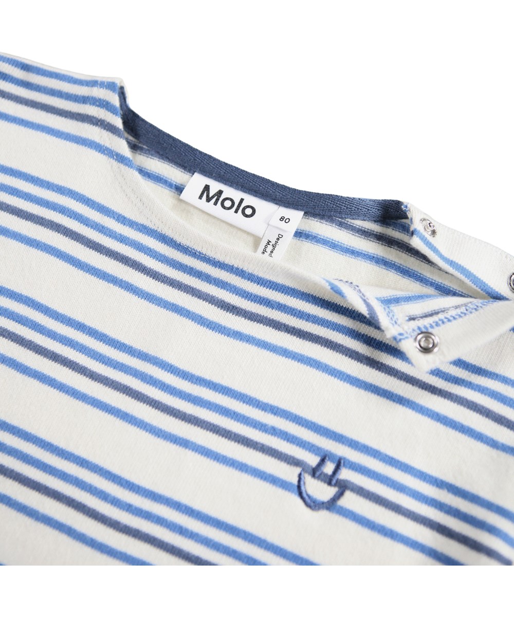Edarko - Sea Sky Stripe - Blau gestreiftes Langarmshirt für die Kleinen aus Öko-Baumwolle.