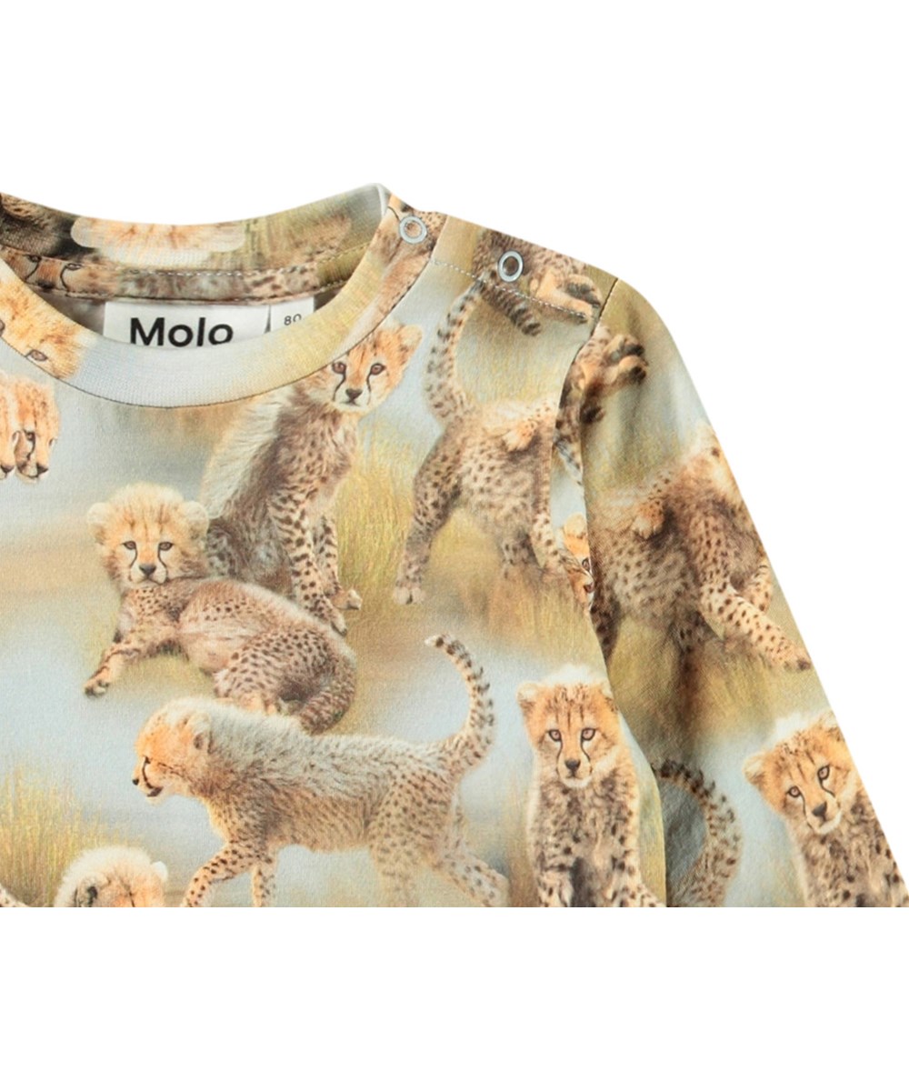Eloy - Cheetah Cubs - Öko-Baby Langarmshirt mit einem Aufdruck von Gepardenbabys.