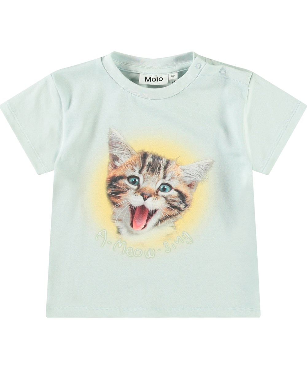 Enzo - A-Meow-Sing - Klassisches T-Shirt aus Öko-Baumwolle für Babys. Das T-Shirt ist hellblau mit einem Aufdruck von einem glücklichen Kätzchen.
