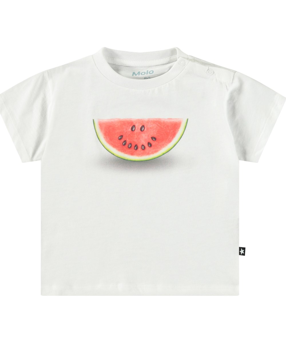 Enzo - Melon Smile - Klassisches Öko-Baumwoll-T-Shirt für Babys. Das T-Shirt ist weiß mit einem Frontdruck einer lächelnden Wassermelonen-Scheibe.