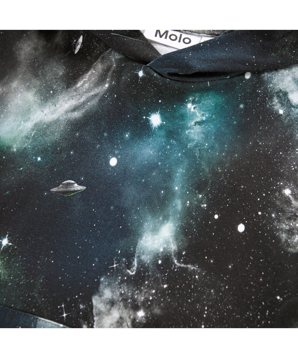 Ratata - Deep Space - Schwarzer Kapuzenpullover für Kinder mit einem Weltraum-Print aus Bio-Baumwolle.