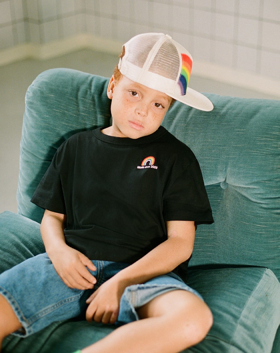 Riley - Black - Schwarzes Regenbogen-T-Shirt zum Jubiläum aus Öko-Baumwolle