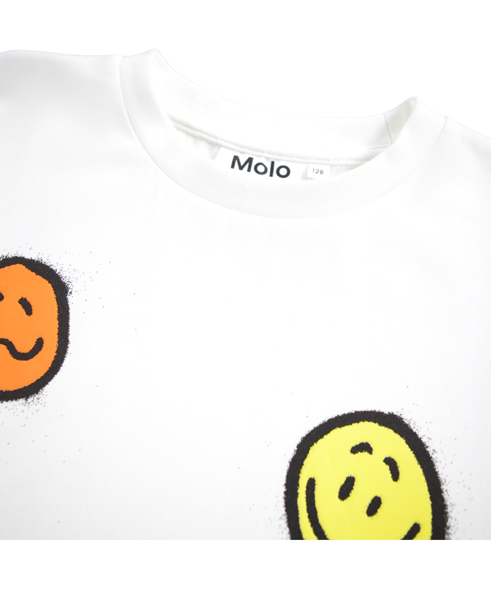 Riley - Crisp White - Weißes T-Shirt für Kinder aus weicher Bio-Baumwolle mit kurzen Ärmeln und einem gerippten Ausschnitt.